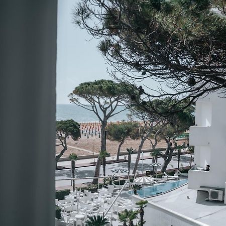 Hotel Luna Centrale Lignano Sabbiadoro Exteriör bild