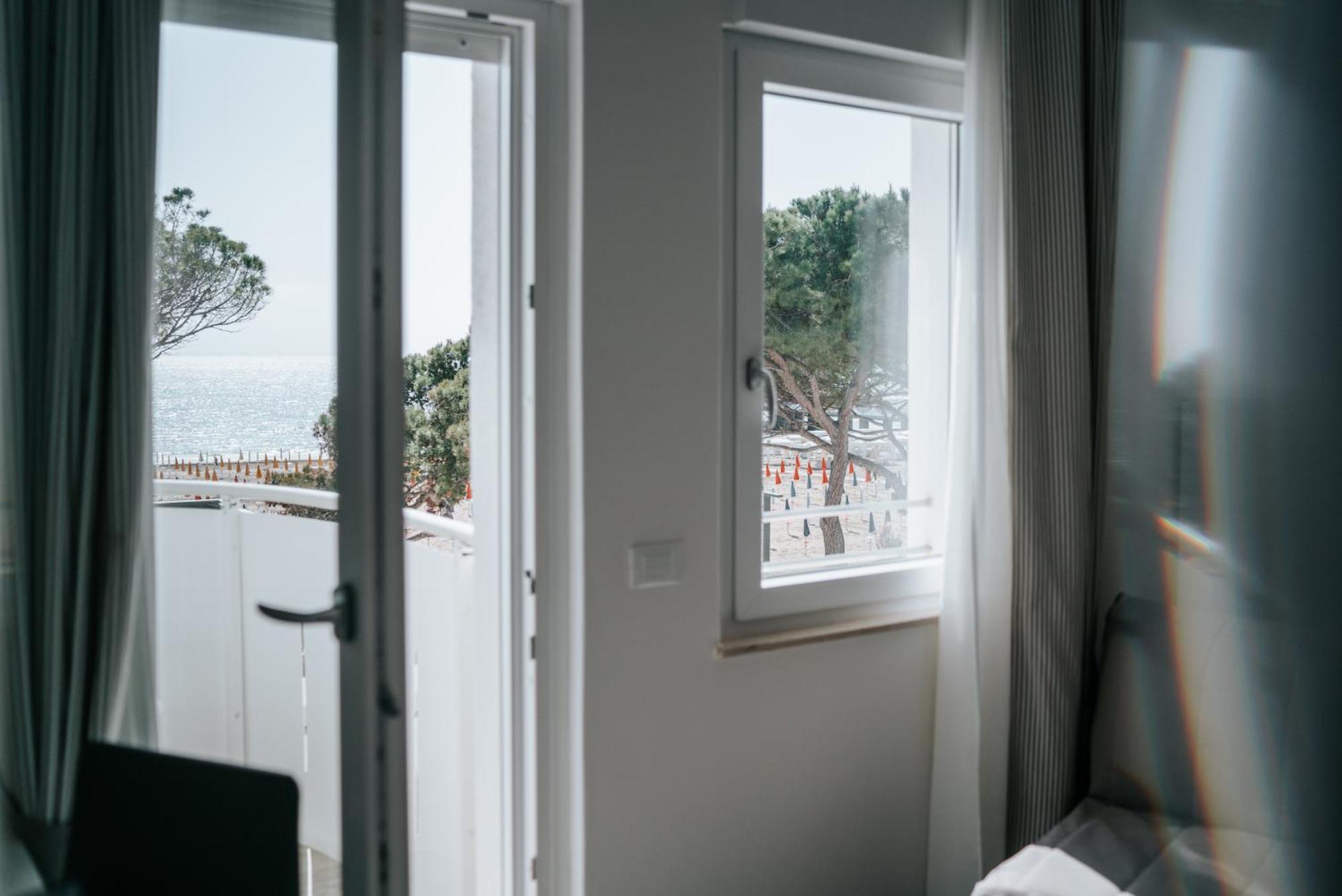 Hotel Luna Centrale Lignano Sabbiadoro Exteriör bild