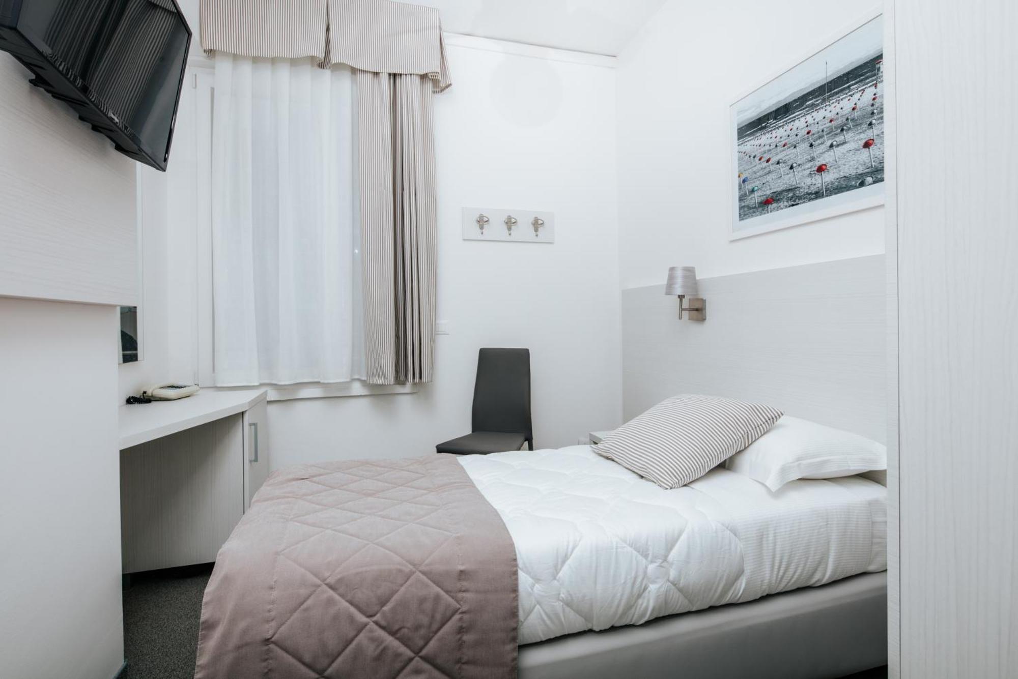 Hotel Luna Centrale Lignano Sabbiadoro Exteriör bild