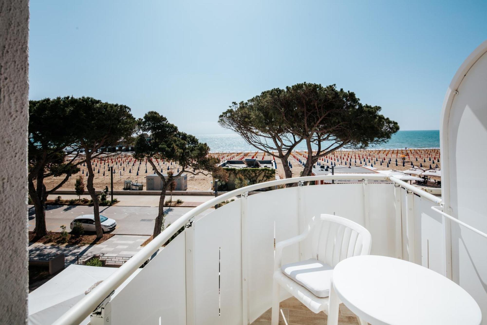 Hotel Luna Centrale Lignano Sabbiadoro Exteriör bild