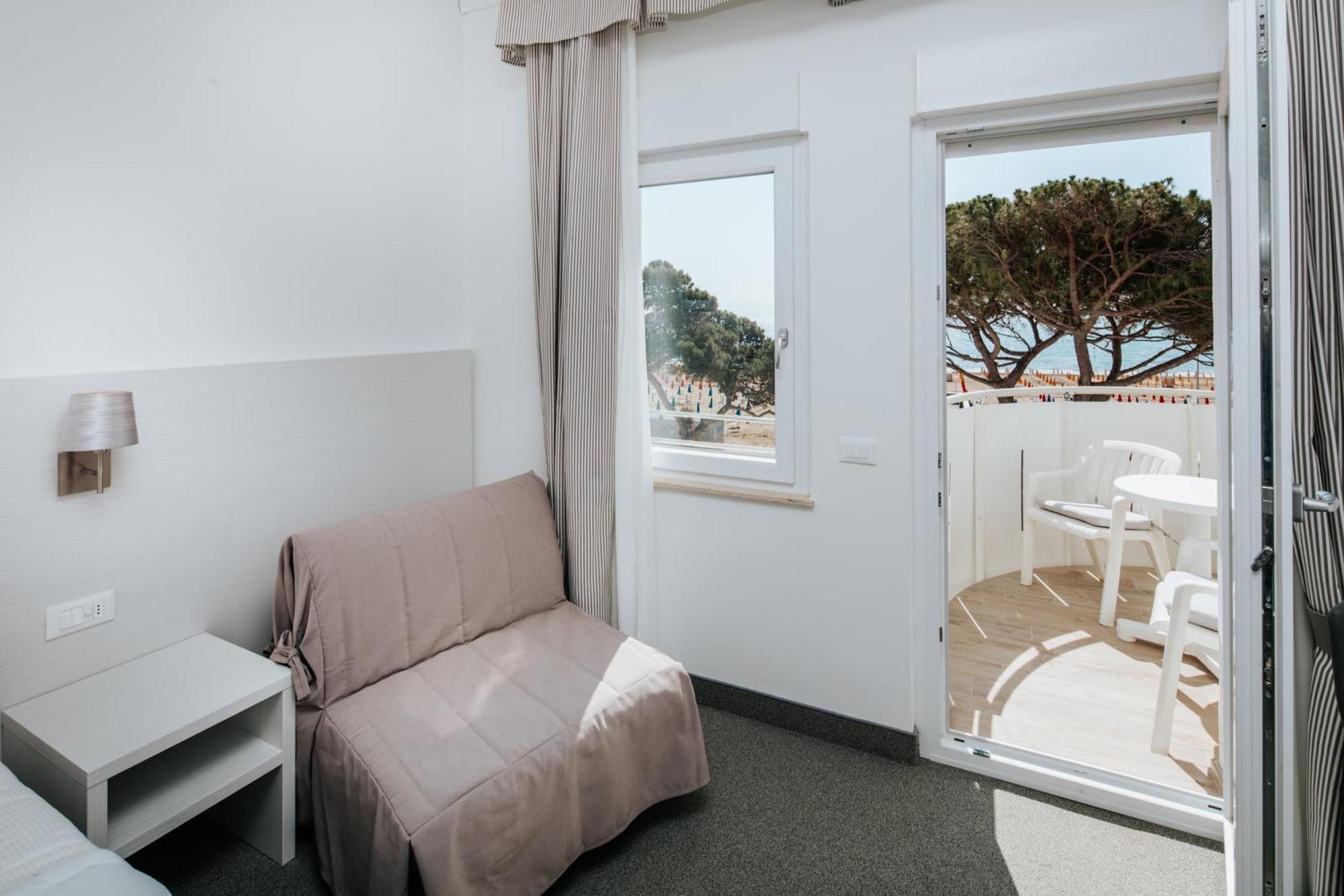 Hotel Luna Centrale Lignano Sabbiadoro Exteriör bild