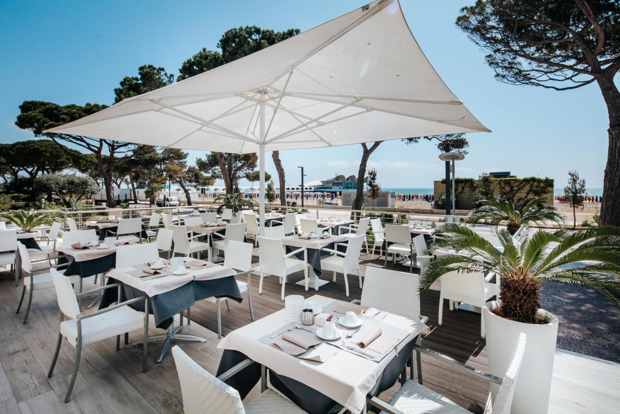 Hotel Luna Centrale Lignano Sabbiadoro Exteriör bild