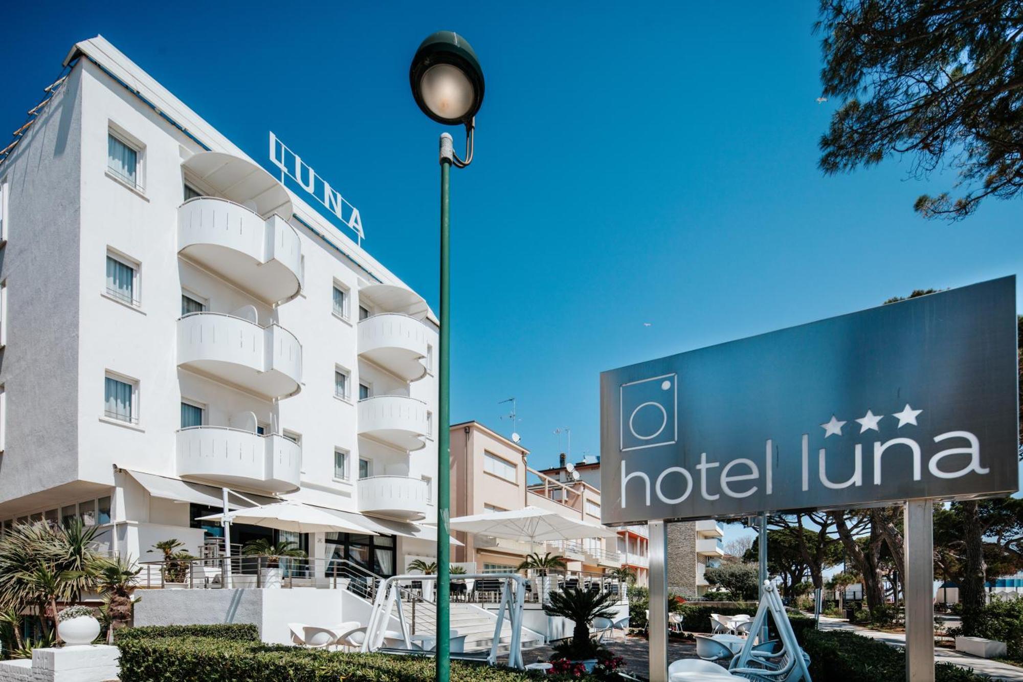 Hotel Luna Centrale Lignano Sabbiadoro Exteriör bild