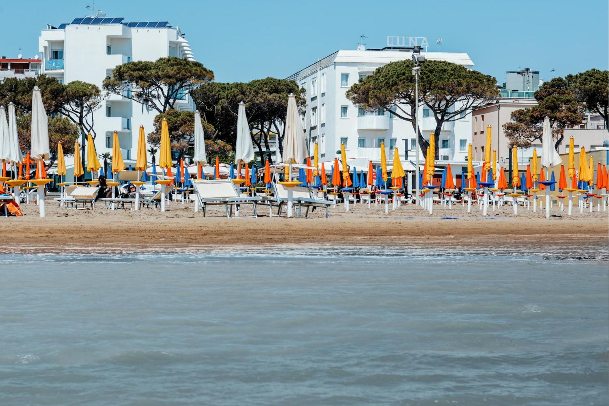 Hotel Luna Centrale Lignano Sabbiadoro Exteriör bild